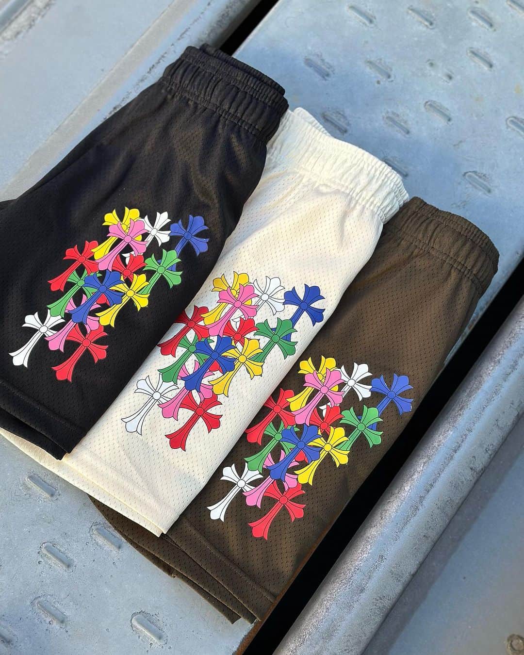 GROW AROUNDのインスタグラム：「#growaroundnewarrivals  BRAVEST STUDIO CROSS SHORTS 某ジュエリーブランドのクロスがデザインされたSHORTSが緊急入荷しました！！ BLACK,OFF WHITE,BROWNの3色展開です。  明日、9月2日12時より渋谷店、ONLINE この機会を逃すと再入荷は無さそうなのでお早めにどうぞ！！」