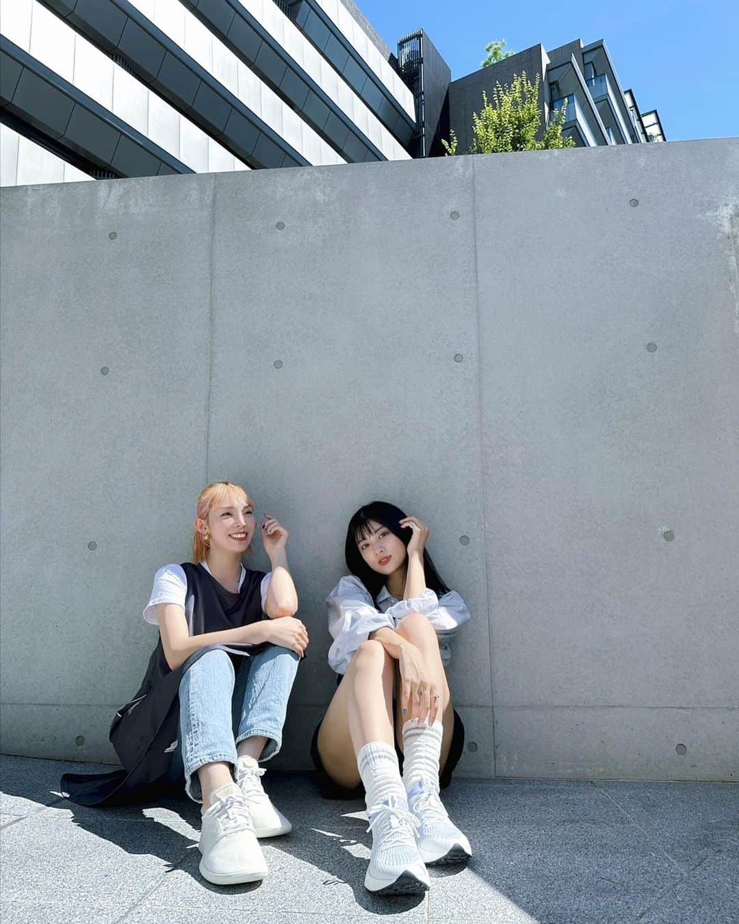 HITOMIのインスタグラム：「#おそろバーズ with マイマネージャー  オールバーズはとても環境に優しくかわいいデザインの商品です。 とても軽く歩きやすいので、長い時間歩く日や運動する日などにもぴったりです🎀 最近健康意識が上がっているのでほぼ毎日ランニング３０分はするようにしているので、運動靴がとても日常に欠かせないものになっています。  今年は特に旅行もたくさん行ったりしているのでそういう時にもオールバーズはぴったりだと思いました！  #オールバーズ  #おそろバーズ」