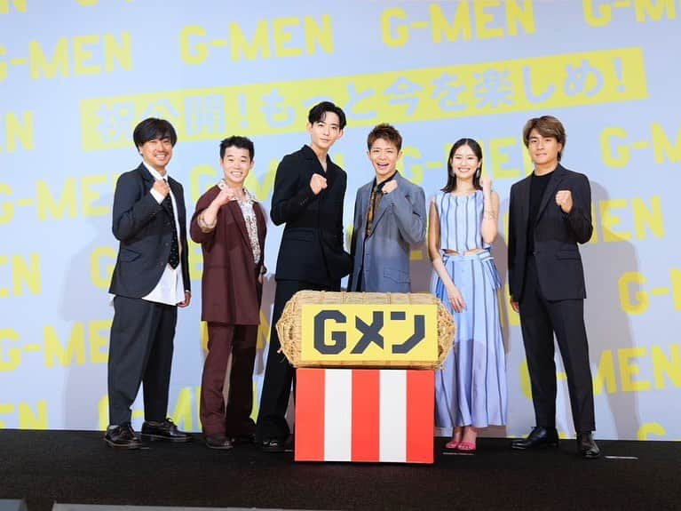 瑠東東一郎のインスタグラム：「#Gメン 公開中です！！先日の舞台挨拶では8回中8回、「門松勝太役の岸優太です」をフルフルで噛んだ、愛すべき我らが座長と共に、関西にも行かせてもらいました。来て下さったみなさま、劇場スタッフのみなさま、#中島ヒロト さん、本当にありがとうございました！ ちなみに、公開後なので少し追加で。この作品は音楽も並々ならぬ感じで。主題歌の #ザ・クロマニヨンズ さんは正に僕の、いや僕たちみんなの青春で。僕がこうしていられるのは、彼らの音楽があったから。そして劇中歌は#hide さん。永遠に色褪せない、永遠のヒーロー。若い人たちにも刺さってくれたらな、と想いも込めて。ちょっとエモめでキモめで失礼しました。そんなGメンを引き続きよろしくおねしゃす！！！ #岸優太 #竜星涼 #恒松祐里 #矢本悠馬 #森本慎太郎 #りんたろー。#吉岡里帆 #高良健吾 #尾上松也 #田中圭 #小沢としお #東映」