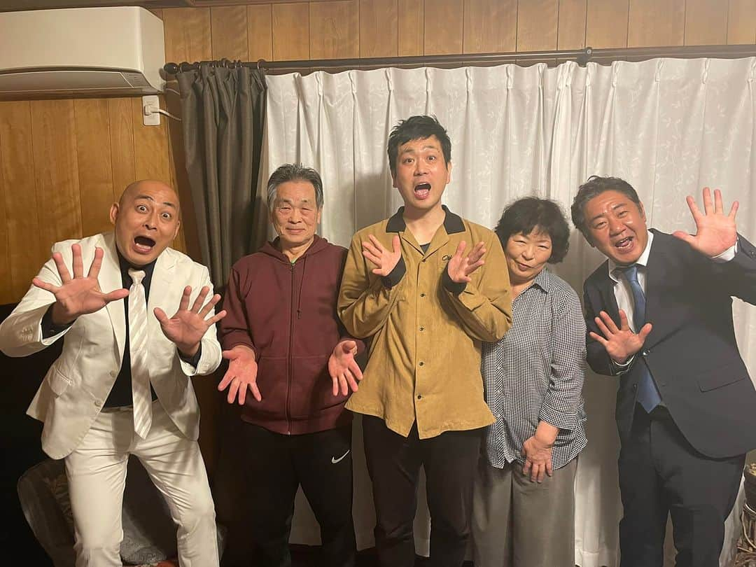 阿部浩貴さんのインスタグラム写真 - (阿部浩貴Instagram)「先日、錦鯉が急に札幌の実家に。  本日20時よりフジテレビ『爆買い☆スター恩返し2時間SP 1万円で北海道グルメを錦鯉が食べつくす！』に出る予定みたいです！  ぜひー！」9月1日 17時54分 - updown_abe