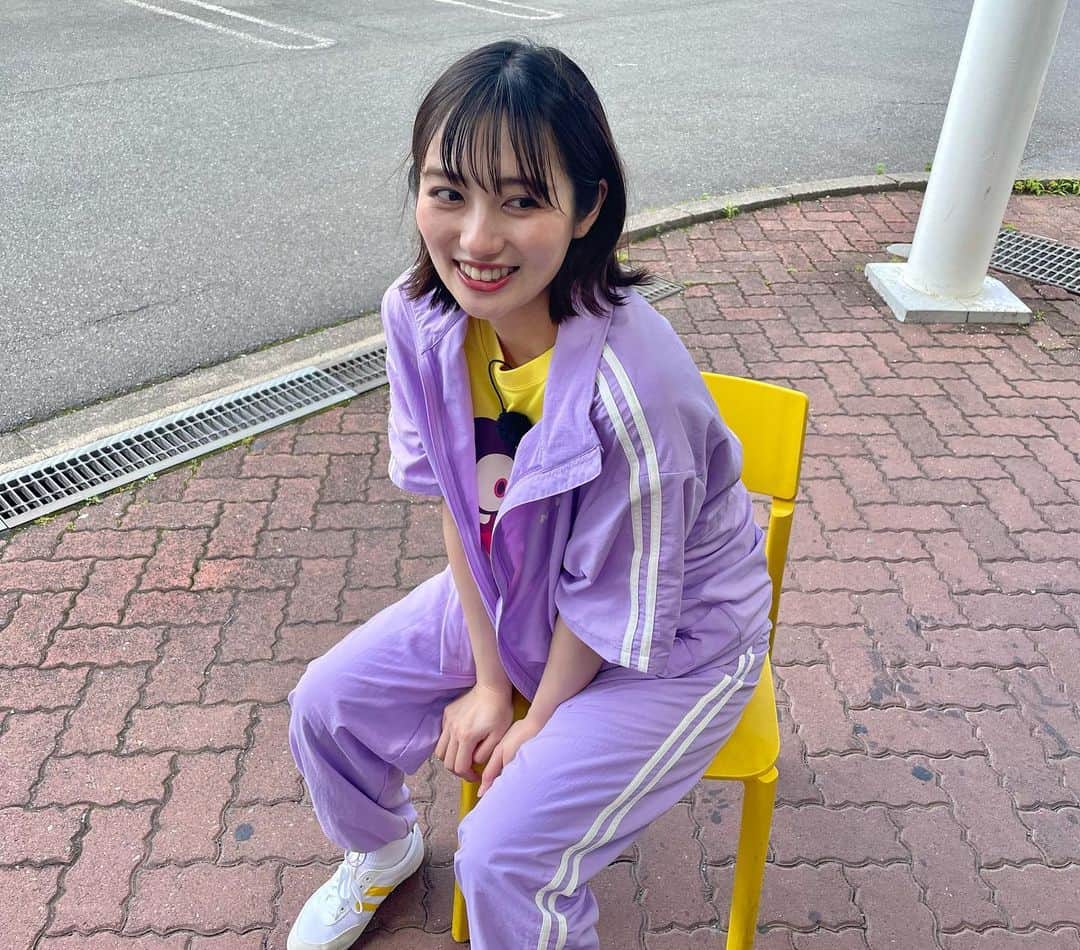 奥山かずさのインスタグラム：「この座り方が1番楽なのよ、 . 👚: @nerdy_officialjapan」
