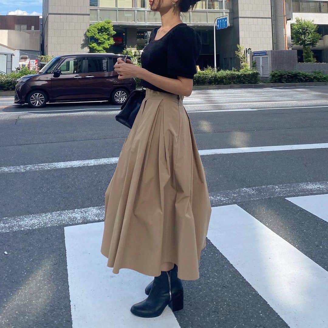 のインスタグラム：「今夜21:00からはNEW＆RESTOCK♡ @madder_vintage 春に即完売だったスクエアニットに 新色のblackが仲間入りして今夜再入荷致します😆🖤  お問合せの多いハイウエストデニムも サイズ揃って再入荷です🙆‍♀️  ぜひチェックしてみて下さいね♩」
