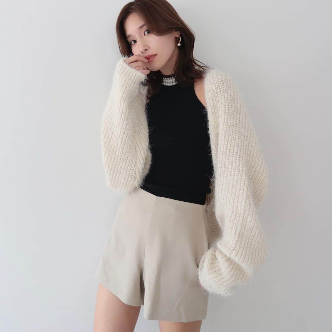 デュラスアンビエントのインスタグラム：「#ハイウエストカッティングショートパンツ <Ivory, Beige, Black> 【9/6(WED)20:00-】  合わせるものを選ばない、きれいめショートパンツ。  シーズンレスに使えるマットな質感に加え、ベルト部分を無くしたシンプルな面持ちが、キレイ見えを後押し。  裾に向かって広がるコンパクトな台形シルエットなので、脚の細見え効果にも期待できる一枚。  ＿＿＿＿＿＿＿＿＿＿＿ ✔︎ @ambient_styling #AMBIENT #ambient_official #ambientstyle #アンビエント #23aw #ショートパンツ #秋コーデ #きれいめカジュアル」