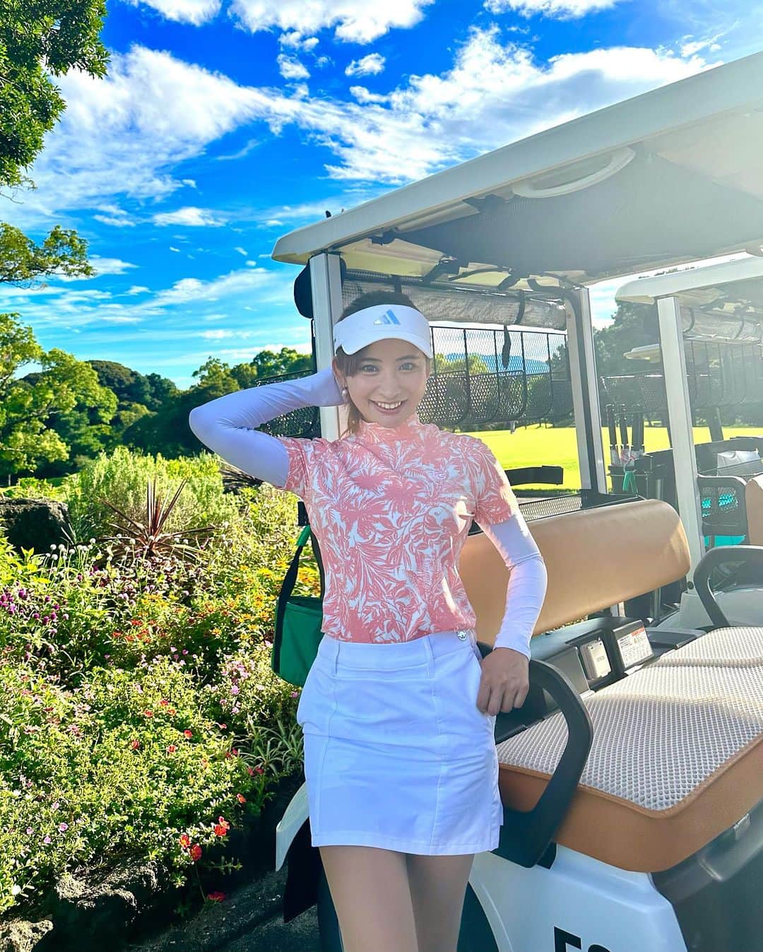 YUKAのインスタグラム：「はにゃ。 たまたま似たポーズ✨笑  いつも綺麗に手入れされている花壇がお出迎えしてくれる☺️🌷🌷 #伊都ゴルフ倶楽部   あと茶店で買えるネクターが好き🍑  もう9月だね🌝🌃  #golf#golfwear#golfer#高尔夫球#福岡ゴルフ#九州ゴルファー#ゴルフ#ゴルフ好き#ゴルフコーデ#ゴルフウェア#ゴルフ女子#ゴルフ好きな人と繋がりたい」