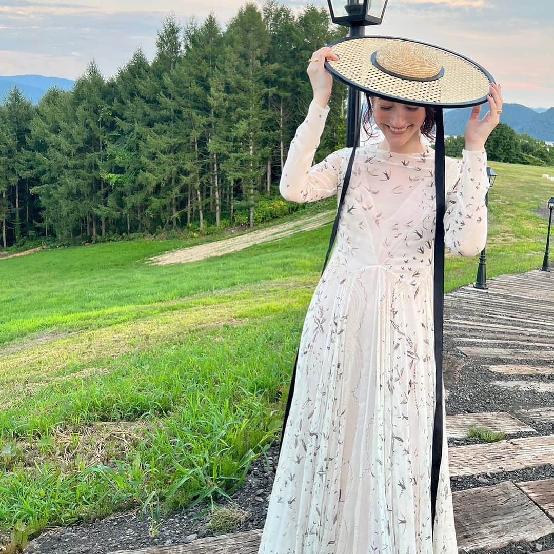 山城葉子さんのインスタグラム写真 - (山城葉子Instagram)「. Julia's Wedding👰‍♀️🤵‍♂️  お色直しのドレスはヴィンテージのVALENTINO  1点もののドレスはNumber5の買い付けの時に自分で選んでいました。 @number5_n5  ツバメ🐦‍⬛が飛んでるプリント柄が可憐でかわいい。それに合わせた麦わら帽子のリボンもblackで柔らかなドレスが良い感じに引き締まって流石のセンスでした。  ウェディングドレスはNYで自ら選んで、スタイリングも もちろん全て自分でやったジュリア。 麦わら帽子にシューズ、アクセサリーにブーケそしてヘアメイク。彼女の雰囲気にロケーションに完璧にマッチしたスタイリング。パーフェクトなブライドでした。 さすがトップコーディネーターです👏」9月1日 17時58分 - yokoyamashiro