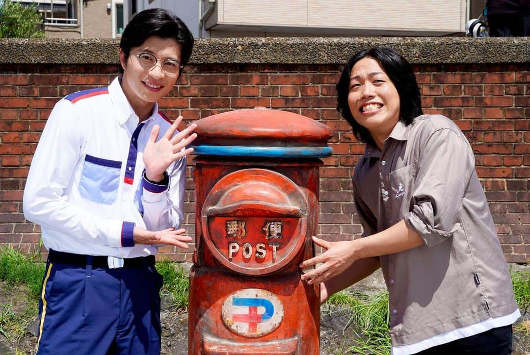 テレビ東京さんのインスタグラム写真 - (テレビ東京Instagram)「˗ˏˋ🎊情報解禁🎊ˎˊ˗ お知らせ盛りだくさん‼️  主演 #田中圭 ドラマ８【#ブラックポストマン】  ┊✧✧後半ゲスト発表✧✧┊ 📪第４・５話 #酒向芳 #阿佐辰美 #浜田学 📪第６・７話（最終回）  #平澤宏々路 #山田純大  登場人物たちの秘密が明かされ 「ネバーランドの悪魔」にまつわる事件も 大きく動き出します😲 ４話以降もお楽しみに🖤  \\\まだまだお伝えしたいことが...💭/// 本作の主題歌を担当している #メガテラゼロ が 陣中見舞いとしてドラマの撮影現場を訪問！ ２ショットをパシャリ📷✨  主題歌「IKI」（読み：イキ）は 本日より配信開始✨👏 https://lnk.to/H1lywUuw  ドラマの世界観を引き立てるナンバーで とてもカッコいいです🖤 ドラマと併せてぜひチェックしてみてください🎵  \\\そして...💭/// オリジナルグッズの詳細発表🌈 ・劇中にも登場している「ぽす吉」グッズ  （キーホルダー・ステッカー） ・メインビジュアルをデザインしたクリアファイル ・力也（田中圭）の印象的な表情を使用したブロマイドセット を発売✨  詳細はこちら👇 https://www.tv-tokyo.co.jp/information/202309/4128.html  \\\最後に...💭/// キャスト陣がお互いに手紙を回しあう 「手紙リレー動画」を昨日より配信しております👀  ドラマ公式SNSで 放送前日（木曜日）夜８時に随時アップ予定！ どんな手紙を回しあうのか？ 楽しみにしていてください🖤✉  【公式X(Twitter)】 @tx_dorama8  ( https://www.twitter.com/tx_dorama8 )  【公式Instagram】 @tx_dorama8  ( https://www.instagram.com/tx_dorama8/ ) 【公式TikTok】 @tx_dorama8  ( https://www.tiktok.com/@tx_dorama8 )  ブラックポストマン 次回放送は 第４話 ９月８日（金）夜８時から📪」9月1日 21時00分 - tvtokyo_pr