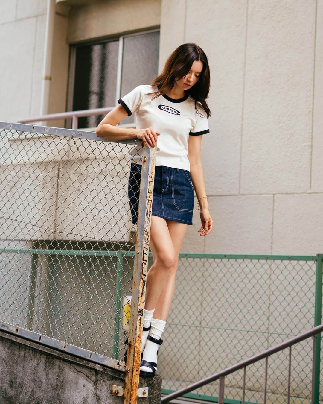 のインスタグラム：「水を使わずサステナブルな方法で作られたミニスカートに、クロップド丈のリンガーTシャツを合わせたアウトフィット。   #GStarRAW #GStarRAWjapan #サステナブル #sustainable #denim #デニム #Y2K」