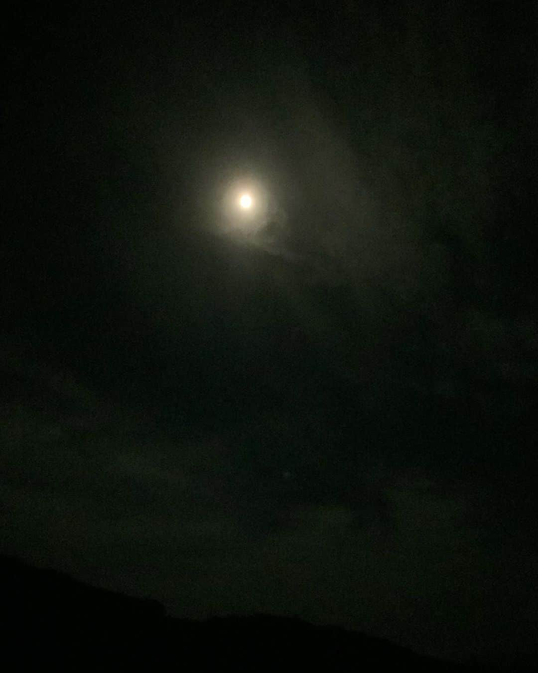 ヒロミチナカノさんのインスタグラム写真 - (ヒロミチナカノInstagram)「super blue moonらしい..月の出は雲が多く..見えなかったけれど夜11時位..よく見えた。1ヶ月の間に2度も満月を見れる事は珍しく..それでsuper blue moonと言うらしく..私は..ありえない位大きな青い月を想像してしまった..でも秋めいた空気の中..白い真ん丸の月を見れた事は幸せだった.. #super blue moon」9月1日 17時59分 - hiromichinakano_official