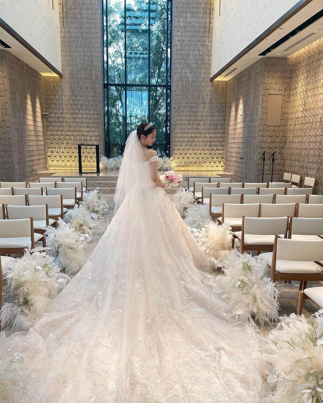 のインスタグラム：「. 【先輩花嫁たちの運命のドレスは……？】 . たくさん試着した中で 「いちばんしっくりきた」というのが このグリッタードレス。ゴージャスに なりすぎないようにヘアやアクセで 上手にバランスをとって✨ @uni.uni0910 さん . ヘア、メイク、アクセと全ての支度が 終わったとき、ドレスに出会った時以上に きゅんとしたという花嫁 心の温度が上がる感じ、わかります🥺 @mnk.0222wd さん . 👰「絶対に撮りたかった」 というショットがウエディングドレスと 吊るしカラードレスの2ショット！ お気に入りのドレスに包まれて とってもうれしそうな笑顔💕 @lilychan__wd さん . +♥+:;;;:+♥+:;;;:+♥+:;;;:+♥+:;;;:+♥+:;;;:+♥ . プロポーズから結婚式まで素敵なお写真募集中！ . ゼクシィ公式アカウントでお写真を紹介してみませんか？ 【#ゼクシィ2023】 を付けて投稿してください♡ . +♥+:;;;:+♥+:;;;:+♥+:;;;:+♥+:;;;:+♥+:;;;:+♥ . ▼公式アプリもCHECKしてね ゼクシィアプリはURLから @zexyrecruit  ▼理想の会場探しをプロがサポート！ ゼクシィ相談カウンターもCHECK @zexy_counter のURLから  #カラードレス#ウェディングドレス _ #ドレス試着#ドレス迷子#お色直し#ドレス探し#ウェディングドレス選び _ #プレ花嫁#結婚式準備#花嫁準備中#結婚式レポ#2024春婚#2023秋婚#2023冬婚#2023秋婚プレ花嫁#2023冬婚プレ花嫁 _ #ゼクシィアプリ#ゼクシィ」