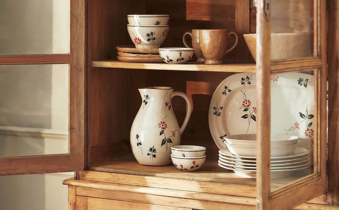 Zara Homeさんのインスタグラム写真 - (Zara HomeInstagram)「NEW IN • Terracotta tableware with a painted flower design. Find out our new arrivals at zarahome.com」9月1日 18時00分 - zarahome