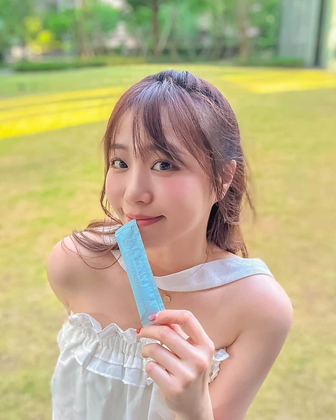 鄭茵聲のインスタグラム：「我吃的不只是膠原蛋白 更是漂亮！自信！beautiful！pretty！隨便啦…反正就想維持好氣色😆 早上空腹就吃一條膠原凍 已經成為我每天必備行程  這次去峇里島旅遊也不忘要帶上 我的最愛 @musetime_daily 膠原蛋白，分子小好吸收 到底有多讚就不多說了 看我現在的狀態就知道 現在只擔心我這樣一直吃下去 以後演戲只能演學生了😌  不吃就等著變老喔😈」