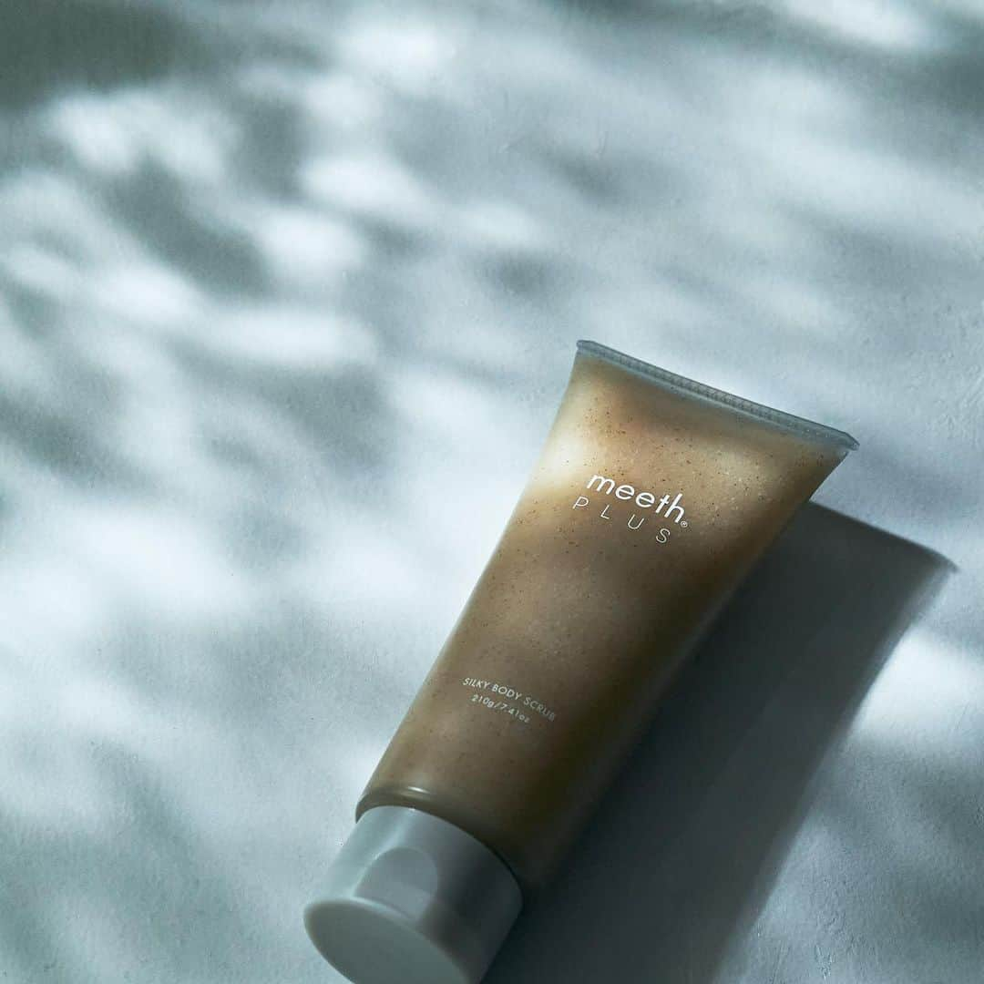 meethさんのインスタグラム写真 - (meethInstagram)「. ＿＿＿＿＿＿＿＿＿＿＿  SILKY BODY SCRUB シルキーボディスクラブ ＿＿＿＿＿＿＿＿＿＿＿  優れたお肌の引き締め作用があるとヒバマタ（*1）や、 中国で古くから美肌目的で使われているアンズ種子（*2）など 天然成分が配合されています。  いらなくなった角質を取り除き、ミネラルを補給し、 なめらかなやわらかい肌に。  やさしさとうるおいを。お肌をすべすべに保ちます。  （*1）（*2）整肌成分  ■シルキーボディスクラブ <ボディ用洗浄料> 容　量：210g 価　格： ¥3,960 (税込)  #meeth #美肌は最高のジュエリー #スクラブ #ボディスクラブ #デコルテケア #ボディケアマッサージ」9月1日 18時00分 - meeth_official