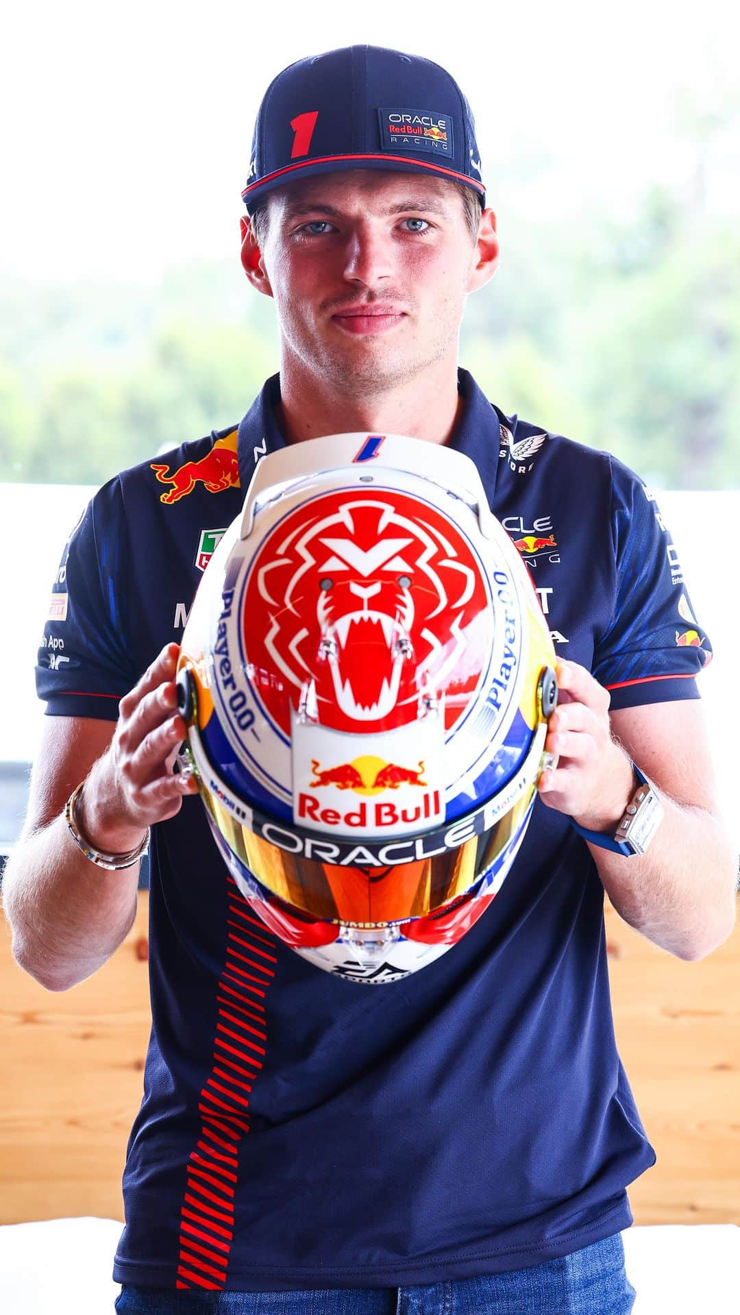 マックス・フェルスタッペンのインスタグラム：「We’ve been working on this one for a while..🖌️ Back to where it all started with my retro helmet 🙌  Scale models are available for pre-order on Verstappen.com 👆」