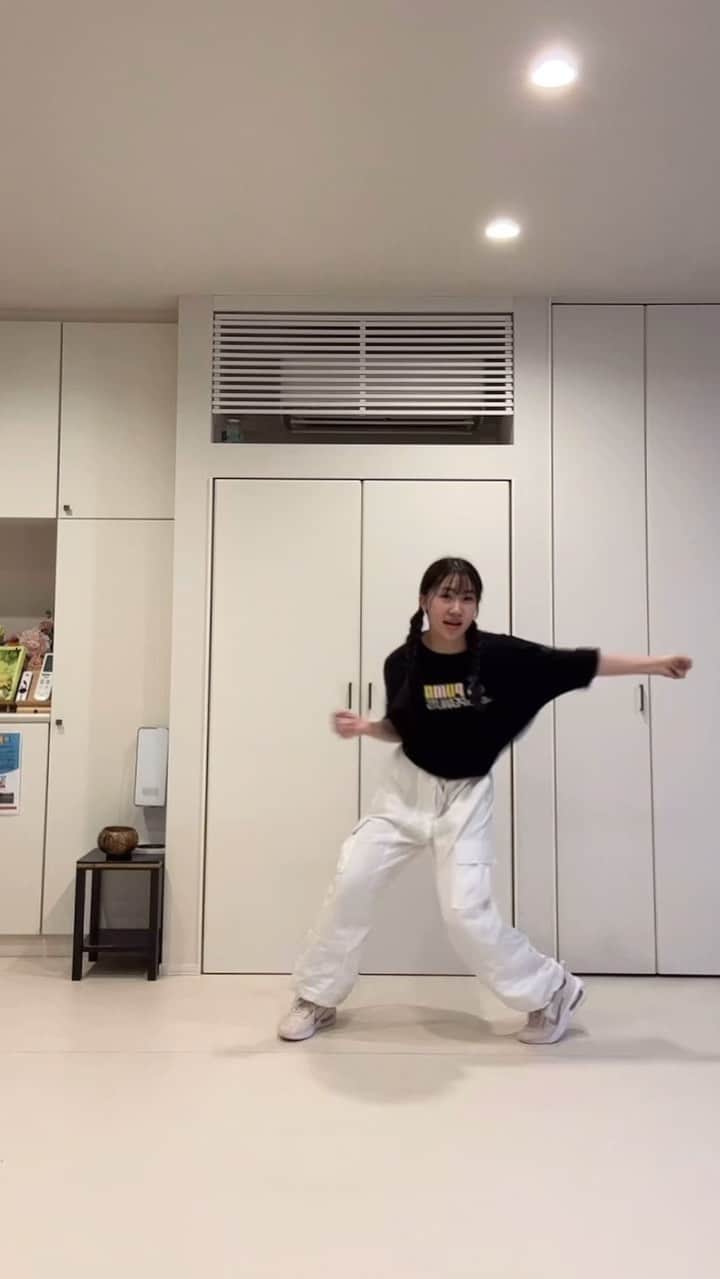 のインスタグラム：「こんばんは✌🏻️🤍  #SnowMan さんの「#Dangerholic」を踊りました！！！ TBS金曜ドラマ「#トリリオンゲーム」 の主題歌ですよね✨️✨️  今回は全然できていない所だらけだけど、私が楽しんで踊っているのが伝わっていたら嬉しいです🥺 汗だくだくなんですけど、本当に楽しかったです！笑笑  男性グループの方が合うとよく言って頂くので、ジャニーズさんなど多めになっていますが、もちろん女性グループも頑張っていきたいと思います！！！ ・ ・ 今日から学校が始まりました〜！ 今学期からは、より勉強に力を入れたいです💪🏻💞 行事も沢山あるので頑張ります！  今日も1日お疲れ様でした｡◦♡ 今月も頑張りましょう！！！！わぁ、ついに17歳になる日が近づいてくる、！！   #デンホリ」