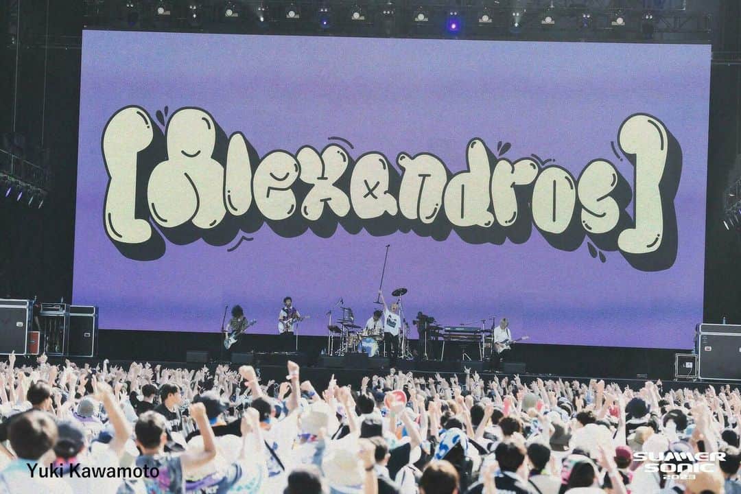 サマーソニックのインスタグラム：「TOKYO DAY1⚡  MARINE STAGE②⚓  #Alexandros #NewJeans #PALEWAVES #DRUMTAO  詳細は公式ページのPHOTO GALLERYで💁 https://www.summersonic.com/2023live/tokyo-day1/  #サマソニ #summersonic」