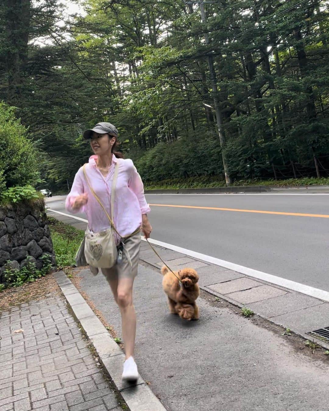 榊ゆりこのインスタグラム：「軽井沢へ行ってきました😊  KUNはホテルが好きなのかお散歩行ってもすぐ帰ろうとする😅  今回は上下ともUNIQLO😁  #UNIQLO#軽井沢#犬の散歩#犬の散歩コーデ」