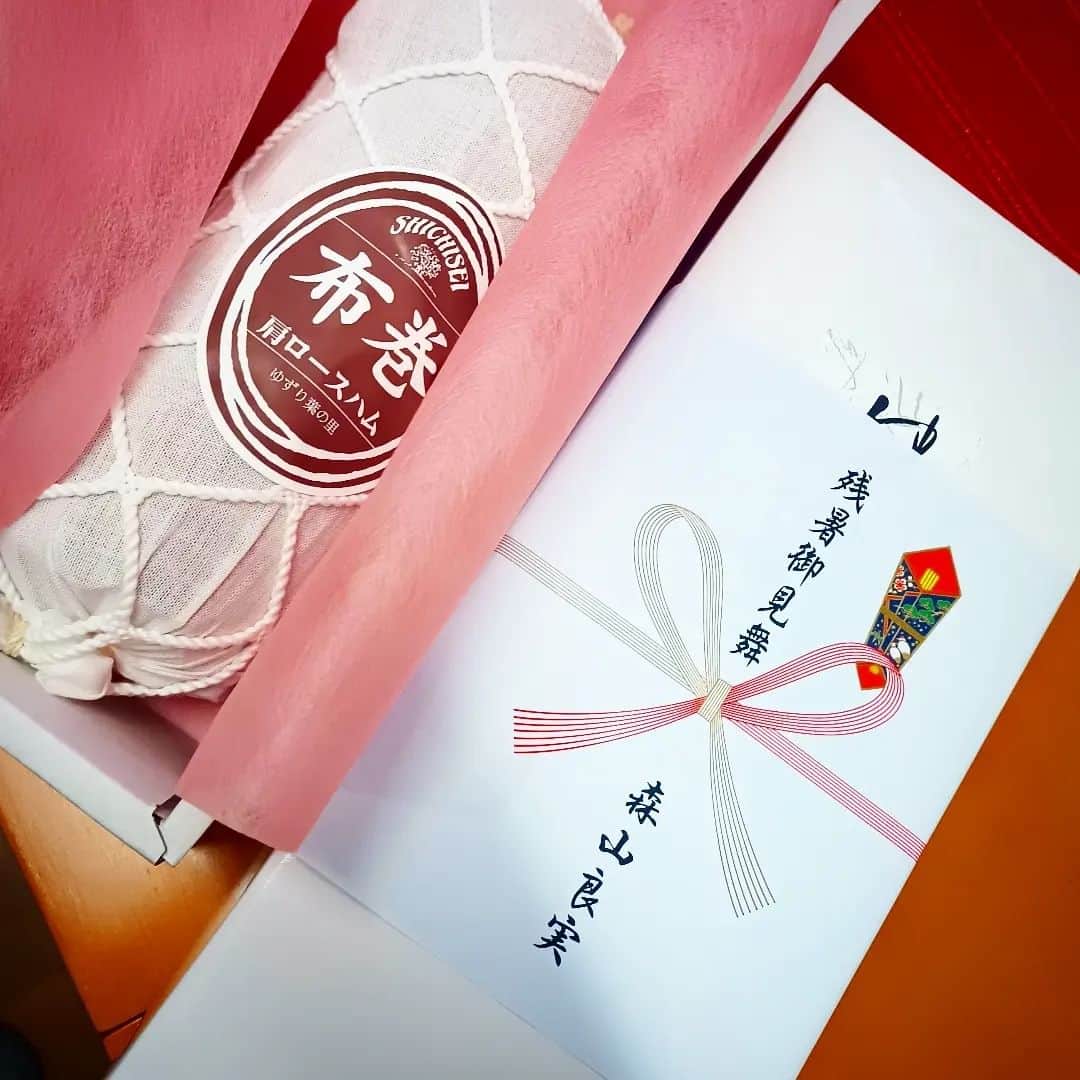 松本隆博のインスタグラム：「。⁡ ⁡森山会長！ありがとうございます‼️⁡ ⁡残暑お見舞いに⁡嬉しい頂きもの。⁡ 食べたかった⁡高級 肩ロースハム⁡ ⁡頂きました😋❣️⁡ ⁡⁡ ⁡いつもありがとうございます‼️⁡ ⁡還暦少年 松本隆博」
