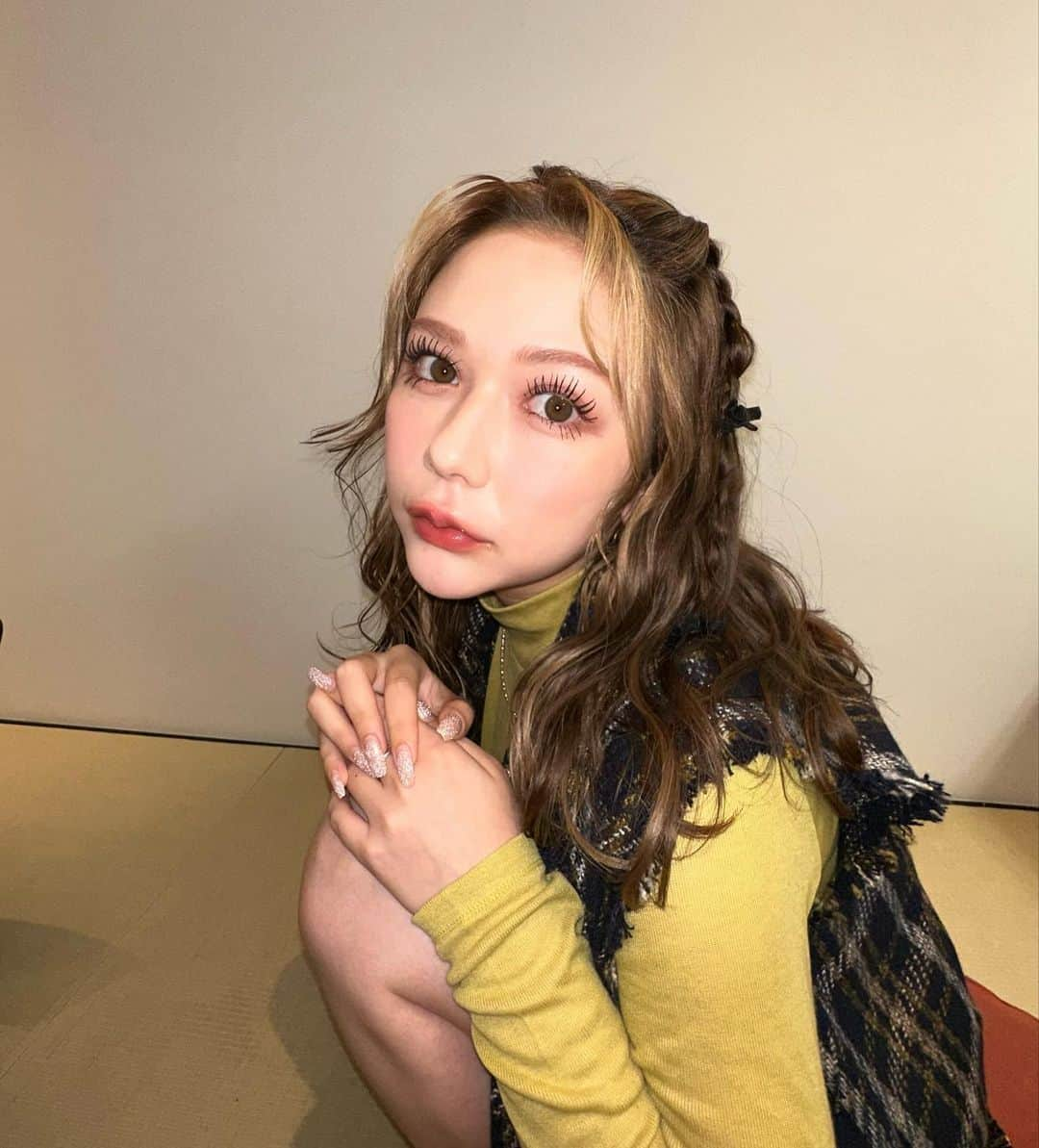 村重杏奈のインスタグラム：「たぶんテレビに出始めて丁度一年くらいが経ちました 毎日沢山お仕事させてもらえてとっても楽しいですし、さしこパンと買い物に行くと同じ金額を使えるくらいたくましい生活を送らせてもらってますが相変わらず好きな食べ物は食パンとうどんです。 全然キャビアとかじゃないです💓これからもよろしくお願いします🐶」