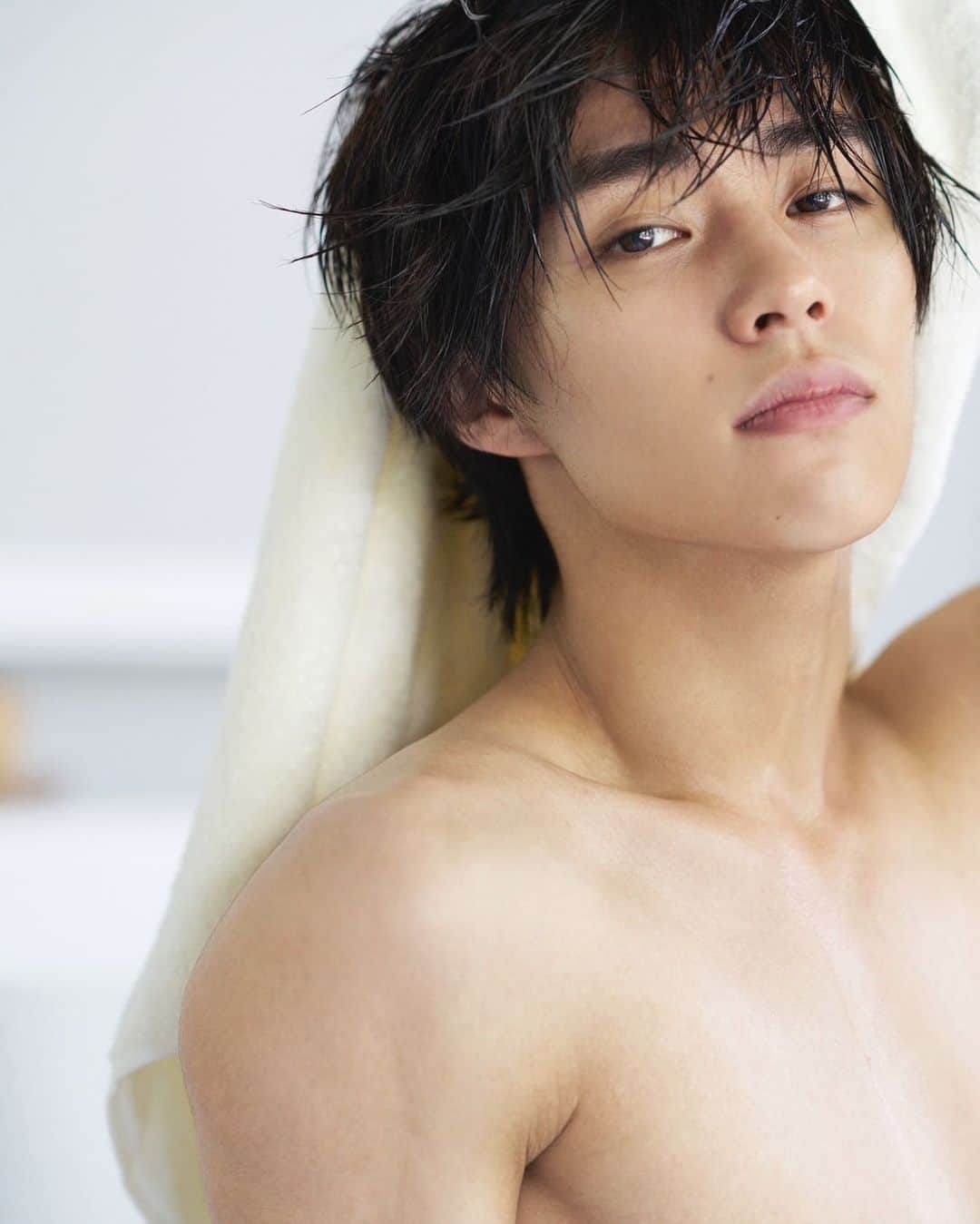 醍醐虎汰朗のインスタグラム：「23歳になりました👏 メッセージたくさんありがとうございます！ これからも応援宜しくお願いします☺︎ ⁡ そんな23歳最初の投稿は！ ⁡ 醍醐虎汰朗1st写真集発売決定〜！！ ⁡ 発売日は2023年11月29日(水)です！ ⁡ 日常をテーマに、距離が近く感じられる1冊になってるんじゃないかなと思います！ ⁡ 会いましょう😊 ⁡ 詳しいことはハイライトに追加していきます☺︎」