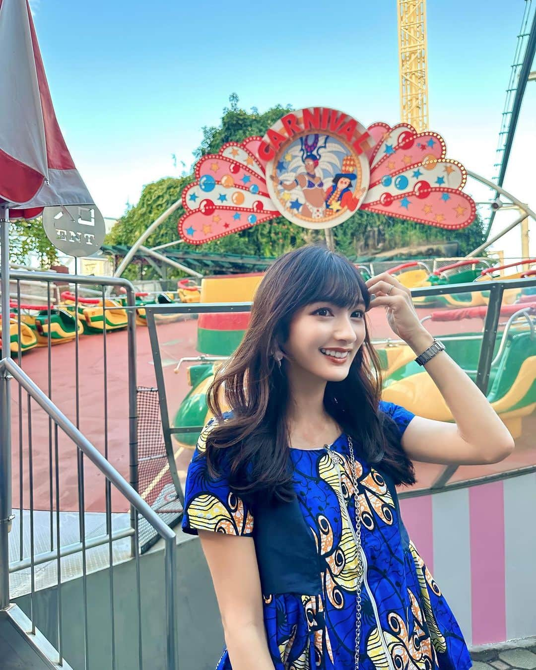 加藤瑠美のインスタグラム：「🎠🎡🎢  笑顔プラス子供支援協会「夏の笑顔イベント2023」🌻 ひとり親家庭の親子200名をご招待しての貸切花やしき❣️  9月1日は子供の自殺者が一番多い日です。 夏休み最後の週末に親子揃って素敵な思い出を残したく、また楽しく新学期を迎えられますようにという想いを込め、この日に設定しています🍀  初めは母 @misako.kato が1人で始めた活動でしたが、多くの方が協力してくださり今年も無事開催できました🙇‍♀️ ご寄付くださった皆様、お手伝いしてくださった皆様、花やしきのスタッフの方々、ご協賛いただいた企業様、本当にありがとうございます！  ちなみに私達が着ているのはトーゴ共和国大使館からお借りしたお衣装です🇹🇬 アフリカ布はハッピープリントとも呼ばれているそうで、笑顔プラスのイベントにぴったりでした✨ ありがとうございました🙇‍♀️  当日はたくさんの子ども達の笑顔を直接見ることができて、胸がいっぱいになりました🍀  開催後に書いていただいたアンケートにもたくさんの嬉しい言葉が並んでおり、また温かい気持ちになりました✨ 参加してくださった皆様はお子様連れで浅草まで、しかも夜出掛けるというのはなかなかハードルが高く大変だったと思うのですが、そんな中でもこのような素晴らしい言葉をいただきありがとうございました🙇‍♀️ 一部載せさせていただきます🖊️  全ての子どもたちに、前向きな気持ちでいてほしい👧🏻👦🏻 微力ながら今後もお手伝いができたらと思います🌻 来年も開催できたらいいな🎢🎡🎠  @egao.plus   #笑顔プラス子供支援協会#笑顔プラス#夏の笑顔イベント#夏の笑顔イベント2023#浅草#花やしき」