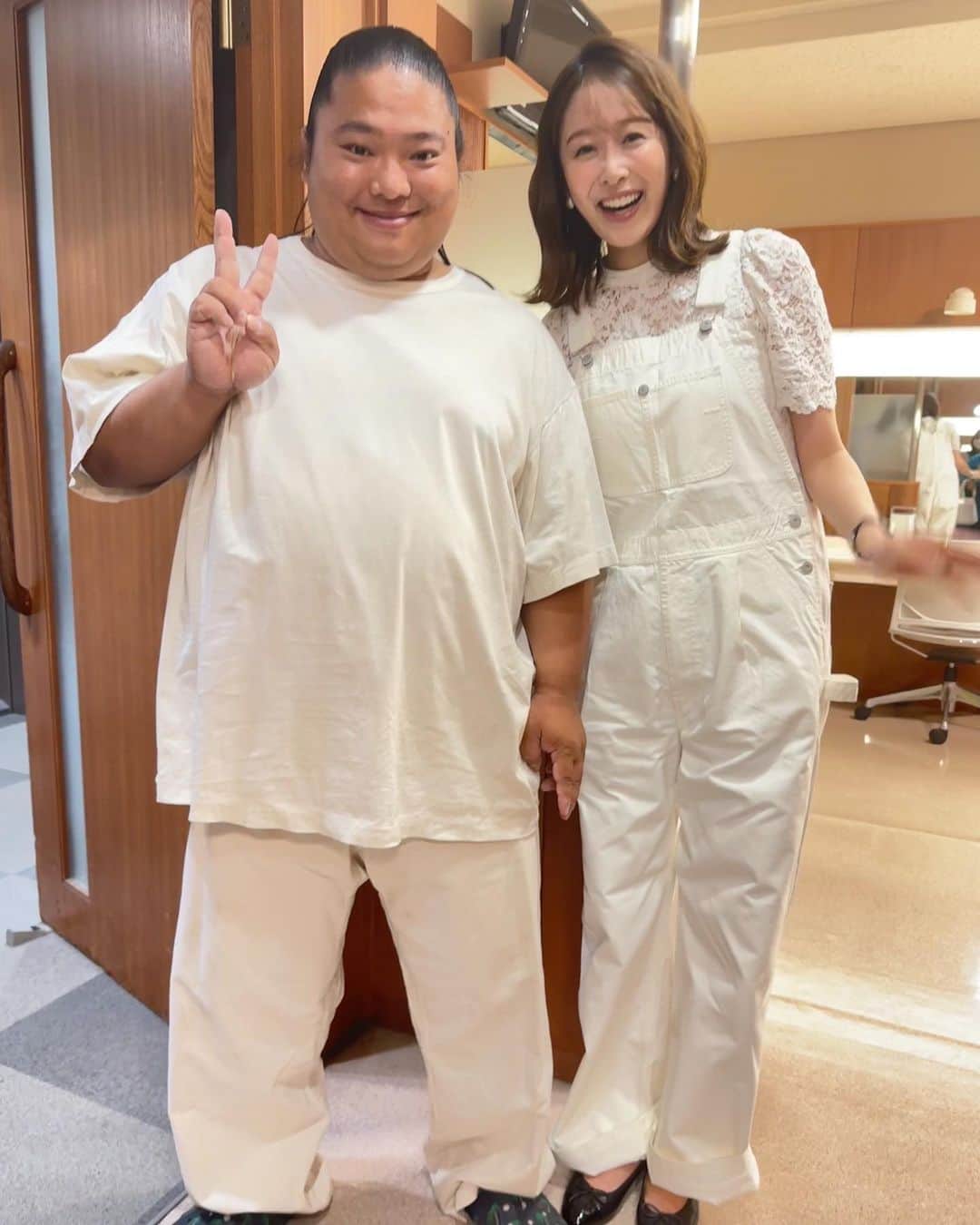 良原安美さんのインスタグラム写真 - (良原安美Instagram)「ドラムさんとお会いできて 超嬉しい！超嬉しい！  握手していただいて、 手のフワフワさにも 興奮するわたしも一緒にお届けします。笑  ドラムさん、 ありがとうございました🥺  #VIVANT #ドラムさん  #双子コーデ #期せずして」9月1日 18時07分 - yoshiharaami
