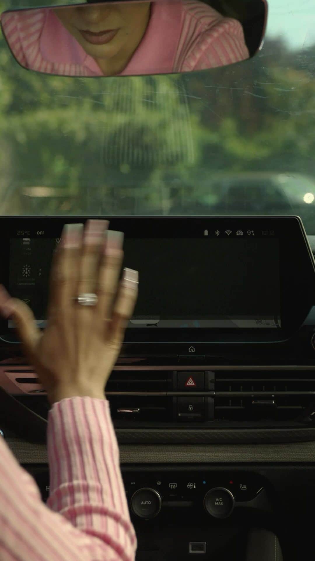 Citroënのインスタグラム：「However, there’s nothing we can do about fingerprints on the screen. #CitroënTips​ (vehicle equipped with MyCitroën Drive Plus)」