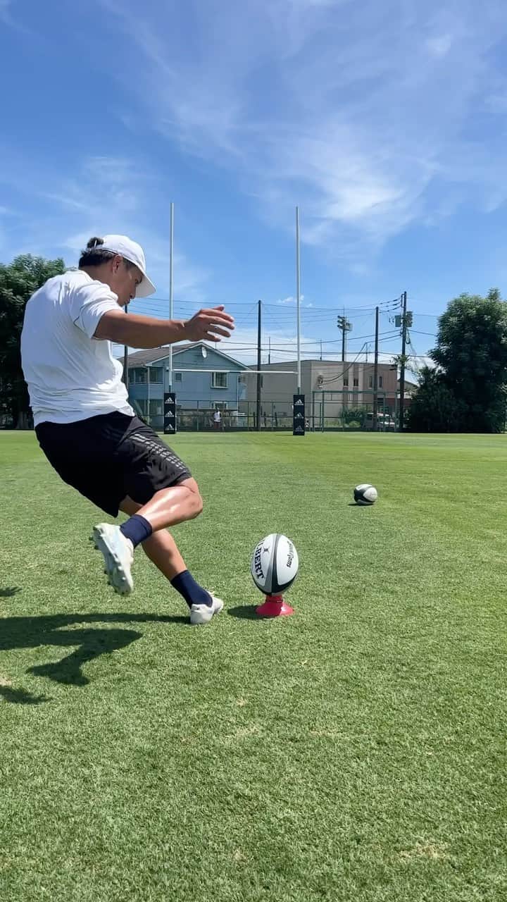 堀米航平のインスタグラム：「.  Two weeks focused on kick. Thank you @rugbybricks   2週間キックにフォーカスし、たくさんの学びがありました！ ありがとうPeter🏉  #rugby #goalkicking #rugbybricks #leagueone #outlearn #ラグビー」