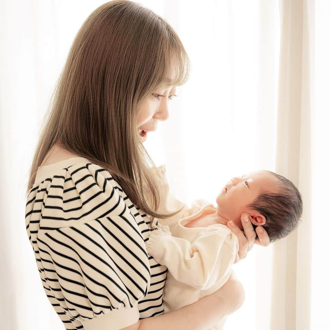 ericaさんのインスタグラム写真 - (ericaInstagram)「#newbornphoto   先日 @sayu_photobranding_ に ニューボーンフォトを撮影してもらいました📷✨  出産するまでは自分の体調について考える事で精一杯だったのですが、やはり目の前に新しい命が誕生すると1日1日を大切に記録したい！と思うようになるもんだなぁ💭しっかり親バカです👶🩵  一旦👶関係の連投はここで一区切りして 次からはまたコスメの投稿をしていきます✌️  少しずつ自分自身も日常を取り戻してきてるので 秋はいろんな事が出来たらいいなぁ🍂」9月1日 18時11分 - dngnchan