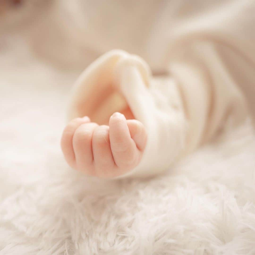 ericaさんのインスタグラム写真 - (ericaInstagram)「#newbornphoto   先日 @sayu_photobranding_ に ニューボーンフォトを撮影してもらいました📷✨  出産するまでは自分の体調について考える事で精一杯だったのですが、やはり目の前に新しい命が誕生すると1日1日を大切に記録したい！と思うようになるもんだなぁ💭しっかり親バカです👶🩵  一旦👶関係の連投はここで一区切りして 次からはまたコスメの投稿をしていきます✌️  少しずつ自分自身も日常を取り戻してきてるので 秋はいろんな事が出来たらいいなぁ🍂」9月1日 18時11分 - dngnchan