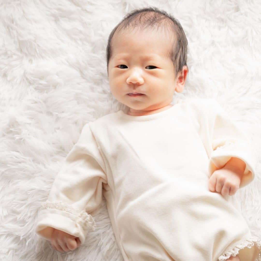 ericaさんのインスタグラム写真 - (ericaInstagram)「#newbornphoto   先日 @sayu_photobranding_ に ニューボーンフォトを撮影してもらいました📷✨  出産するまでは自分の体調について考える事で精一杯だったのですが、やはり目の前に新しい命が誕生すると1日1日を大切に記録したい！と思うようになるもんだなぁ💭しっかり親バカです👶🩵  一旦👶関係の連投はここで一区切りして 次からはまたコスメの投稿をしていきます✌️  少しずつ自分自身も日常を取り戻してきてるので 秋はいろんな事が出来たらいいなぁ🍂」9月1日 18時11分 - dngnchan
