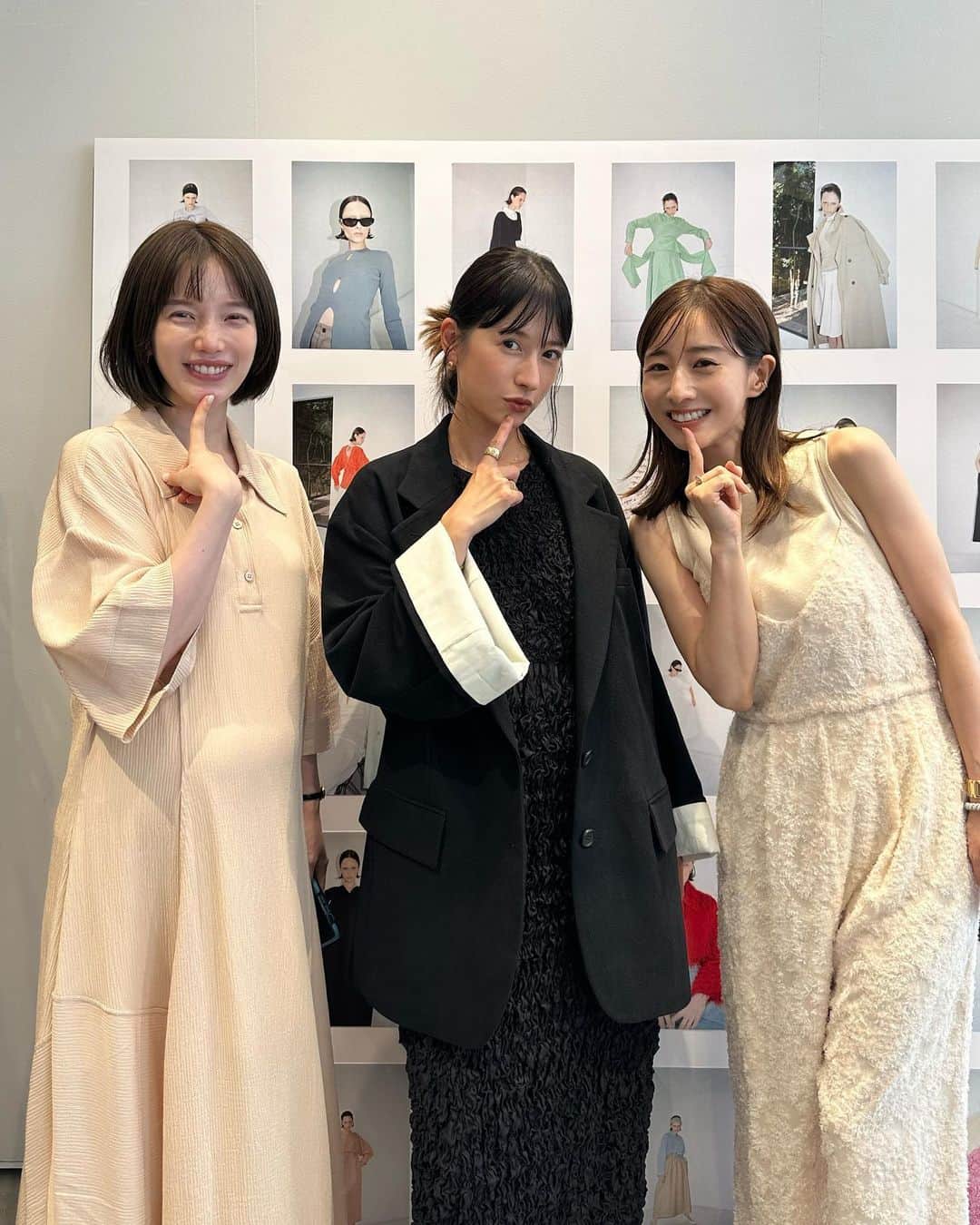 松本恵奈のインスタグラム：「みなみちゃんと弘中ちゃんが遊びに来てくれました♡ せっかくだから「あざとくて」のポーズにしよー♡ という事で恐縮ですが私も一緒にやってみたよ。笑 本当にいつもありがとうー😊♡ またゆっくりね♡  3枚目　坂下千里子さんが来てくれました♡ いつもありがとうございます😊 伊勢丹で買ったワンピース着てくれてて嬉しかったー♡  4枚目　高橋みなみちゃんが遊びに来てくれました♡ ショートJKとキュロットがめちゃくちゃ似合ってて 早く着てるところが見たい♡ いつもありがとう♡  5枚目　いくちゃんとkiyちゃんが遊びに来てくれました♡ 久しぶりに会えて嬉しかったな◯ 相変わらず可愛くて色っぽくて素敵♡  6枚目　@manof_official の展示会に 遊びに行ってきました◯ 大盛況で私も嬉しかったな♡ ゆりなも頑張ってました💪🏻✨  7枚目　特に何でもないけど記念にパシャリ😂📸  #clane #24ss #ex」