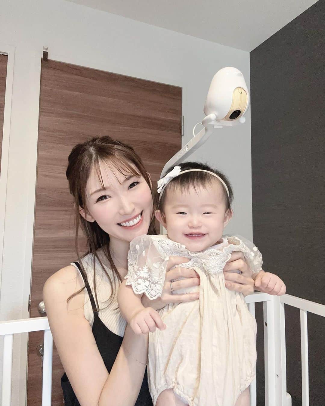美波千夏さんのインスタグラム写真 - (美波千夏Instagram)「. ついにベビーモニターを使い始めました🐣💓 もっと早くから使ってればよかったー！😫 って思うくらいすごくいい✨✨ クーポンコードもあるのでぜひ最後まで見てね👀 @cuboai_japan   お気に入りポイントはとにかく時間ができたこと！ 寝室でえまを寝かしつけた後 リビングでモニター片手に Netflixを見たりアイスを食べたり 自分時間を堪能することができています💓  朝寝やお昼寝は睡眠が浅くて すぐ起きることもしばしば… 今までは横にいなきゃ不安だったけど ベビーモニターのおかげで スマホ片手に家の中を動き回り 家事やら離乳食の準備やらができるように💓  これは本当に嬉しい☺️  スマホをいじってない時も 通知が来ていろんな情報を教えてくれるから Netflixに夢中でも 起きたことに気づくことができました😉  ユーザーの声から生まれた新機能も追加されていて アラート音が追加され全14種類に！ アラートごとに設定ができるから 音でも判断できる♬  あとあとWi-Fi接続が不安定な時に 接続しているデバイスに通知してくれるから 通信が途切れてしまった時も安心♬  15%OFFの秋の大感謝祭セールが 9/1～9/8まで開催中✨ 購入したい方はこの期間にぜひっ！  1500円オフのクーポンコード：CHINATSU2023 ※公式サイトにてのみ有効🐣  .  #cuboaiスマートベビーモニター  #cuboaiのある生活 #cuboai #PR」9月1日 18時23分 - chinatsu_minami