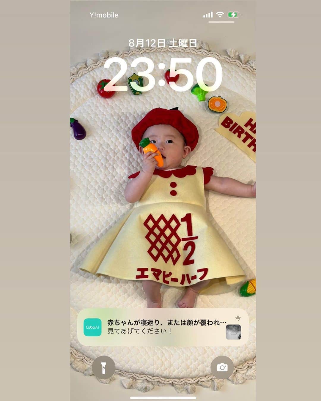 美波千夏さんのインスタグラム写真 - (美波千夏Instagram)「. ついにベビーモニターを使い始めました🐣💓 もっと早くから使ってればよかったー！😫 って思うくらいすごくいい✨✨ クーポンコードもあるのでぜひ最後まで見てね👀 @cuboai_japan   お気に入りポイントはとにかく時間ができたこと！ 寝室でえまを寝かしつけた後 リビングでモニター片手に Netflixを見たりアイスを食べたり 自分時間を堪能することができています💓  朝寝やお昼寝は睡眠が浅くて すぐ起きることもしばしば… 今までは横にいなきゃ不安だったけど ベビーモニターのおかげで スマホ片手に家の中を動き回り 家事やら離乳食の準備やらができるように💓  これは本当に嬉しい☺️  スマホをいじってない時も 通知が来ていろんな情報を教えてくれるから Netflixに夢中でも 起きたことに気づくことができました😉  ユーザーの声から生まれた新機能も追加されていて アラート音が追加され全14種類に！ アラートごとに設定ができるから 音でも判断できる♬  あとあとWi-Fi接続が不安定な時に 接続しているデバイスに通知してくれるから 通信が途切れてしまった時も安心♬  15%OFFの秋の大感謝祭セールが 9/1～9/8まで開催中✨ 購入したい方はこの期間にぜひっ！  1500円オフのクーポンコード：CHINATSU2023 ※公式サイトにてのみ有効🐣  .  #cuboaiスマートベビーモニター  #cuboaiのある生活 #cuboai #PR」9月1日 18時23分 - chinatsu_minami