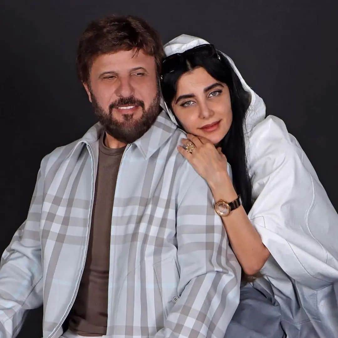 Ebiのインスタグラム：「. بیژن عزیزم درگذشت همسر نازنینت را از صمیم قلب به تو دوست مهربان و خانواده تسلیت میگویم. از زمانی که خبر جراحی ایشان را اعلام کردی همه خانواده به یاد خودت و ستاره خانم بودیم. امیدوارم قدرت ایستادگی در مقابل این غم بزرگ را داشته باشی و برای همسرت آرزوی امرزش و شادی روح داریم🖤」
