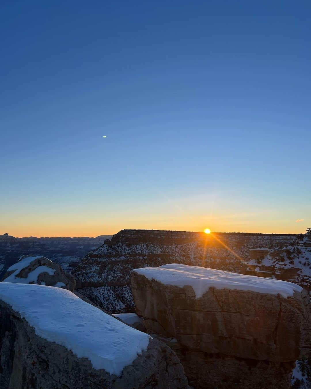 東野佑美さんのインスタグラム写真 - (東野佑美Instagram)「📍Grand Canyon 載せそびれていた朝日🌅  朝早起きして観に行きました✨ グランドキャニオンの美しい日の出🥹❤️‍🔥  #grandcanyon #grandcanyonnationalpark #朝日 #世界遺産」9月1日 18時22分 - yumi.higashino