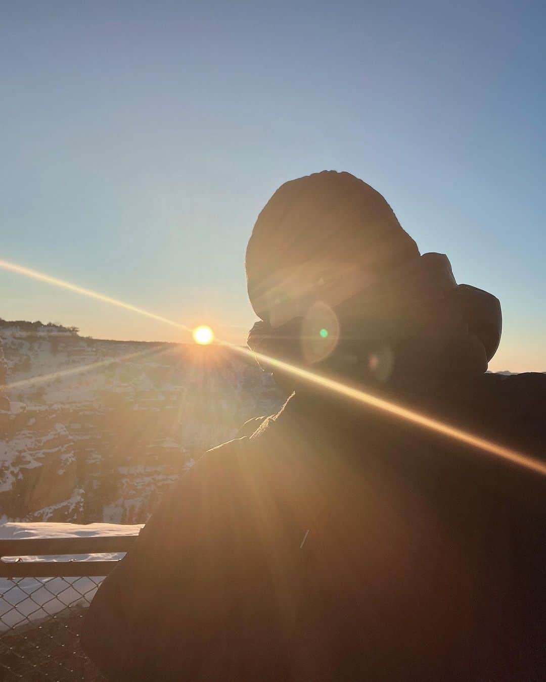 東野佑美のインスタグラム：「📍Grand Canyon 載せそびれていた朝日🌅  朝早起きして観に行きました✨ グランドキャニオンの美しい日の出🥹❤️‍🔥  #grandcanyon #grandcanyonnationalpark #朝日 #世界遺産」