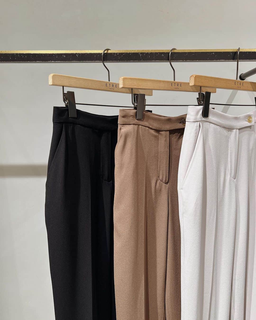 ETRÉ TOKYO ストアのインスタグラム：「@etretokyo  【8/31 New Arrival】 ㅤㅤㅤ ㅤㅤ #ETREストレートセミワイドパンツ  BEIGE / BLACK / BROWN S.M size ¥25,300(tax in) ㅤ  新宿スタッフ @etretokyo_sae 168cm  ㅤㅤㅤ ㅤ着用カラー：BROWN 着用サイズ：M size ㅤㅤㅤ ㅤㅤㅤ  - - - - - - - - - - - - - - - - - - - - - - - - - - - -  商品詳細はTOPページURLよりチェック🔍 ›› @etretokyo_store  ㅤㅤㅤ スタッフコーディネートも毎日更新中【 #etretokyo_staff_ootd 】をフォロー🐿️  TOPページの"フォロー中"から 気になるスタッフのアカウントをフォロー🤝  ㅤㅤㅤ ㅤㅤ  - - - - - - - - - - - - - - - - - - - - - - - - - - - - ⁡  【INFORMATION】 ⁡ㅤㅤㅤ ⁡  ※ 8/31(木)発売のアイテムは 9/1(金)12:00よりお在庫のある場合、ルミネカード会員様限定で店舗通販のご利用が可能です。  ⁡ ※お電話がつながりにくい可能性がございます及び 試着点数の制限を設けさせて頂きます。 予めご了承ください。 ⁡ ⁡ ご理解、ご協力を賜りますよう 心よりお願い申し上げます。   ㅤㅤㅤ 【LUMINE SHINJUKU STORE】 ETRÉ TOKYO ルミネ新宿2店 TEL：03-5989-0979  ー営業時間ー (平日、土日祝)11:00-21:00 ⁡ #etretokyo#etre#fashion#etretokyoshinjuku #etre#2023etre#etretokyo_staff_ootd#2023aw #ルミネ新宿2 #新作紹介 #秋ファッション #秋スタイル #スタッフスナップ #パンツスタイル #ローファーコーデ #カジュアルコーディネート」