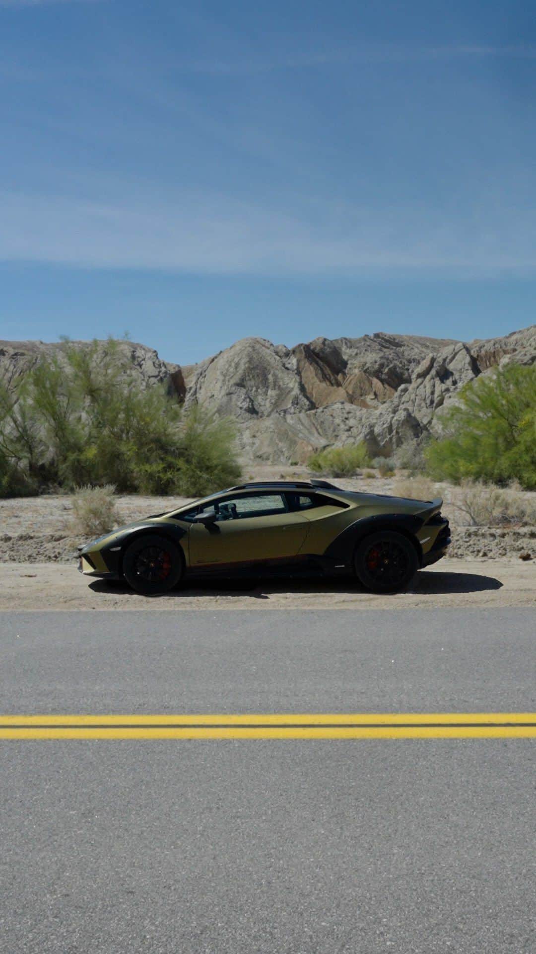 ランボルギーニのインスタグラム：「Going wild with Huracán Sterrato is the only way to go. But first, remember to choose the color you love the most.    #Lamborghini #HuracanSterrato #BeyondTheConcrete  __  Huracán Sterrato: fuel consumption combined: 14,9 l/100km (WLTP); CO2-emissions combined: 337 g/km (WLTP)」