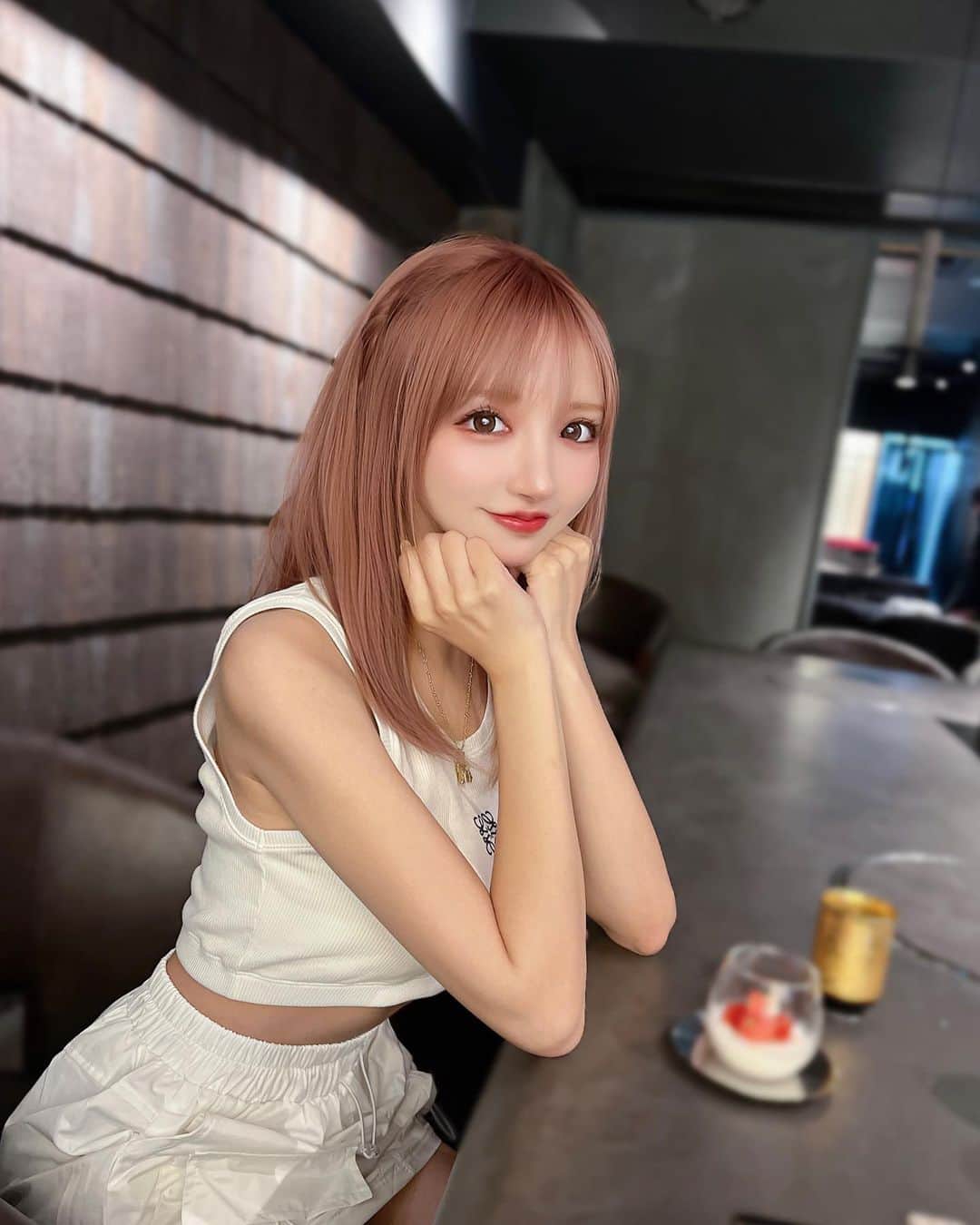 唯月みらいのインスタグラム：「赤坂の韓国お料理やさん @norurada 🇰🇷 出てくるお料理もお酒も 本当に全部おいしくて 器とかグラス含め見た目も美しかった...😮‍💨💓 季節ごとにコースのメニューが変わるみたいで 是非また伺いたいおみせ🐈🐾  なんかさぁ 夜に考え事しちゃいけないっていうけど 夜以外バッタバタしてて考え事する暇も そんなにないよねっていう。 でも夜に悩んでたことって朝になるとたいてい なにをあんな悩んでたんだろってなるよね？ だから早く寝るのが正解なんだろうけど いつになっても早寝ができないわたしです🫠  #norurada #ノルラダ  #赤坂ディナー #六本木ディナー #韓国料理 #創作韓国料理」