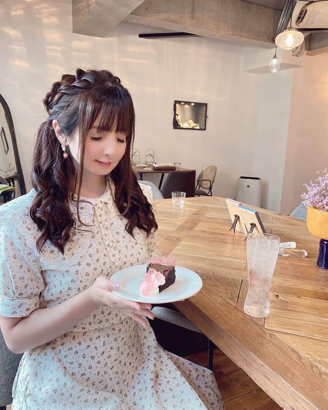 伊藤芽衣のインスタグラム：「先日、 お打ち合わせの後に… ひと息 カフェ休憩♡ ⁡ ワンピースは、 ⁡ @evelyn.official さん♡  #表参道カフェ  #表参道スイーツ  #エブリン  #evelyn」