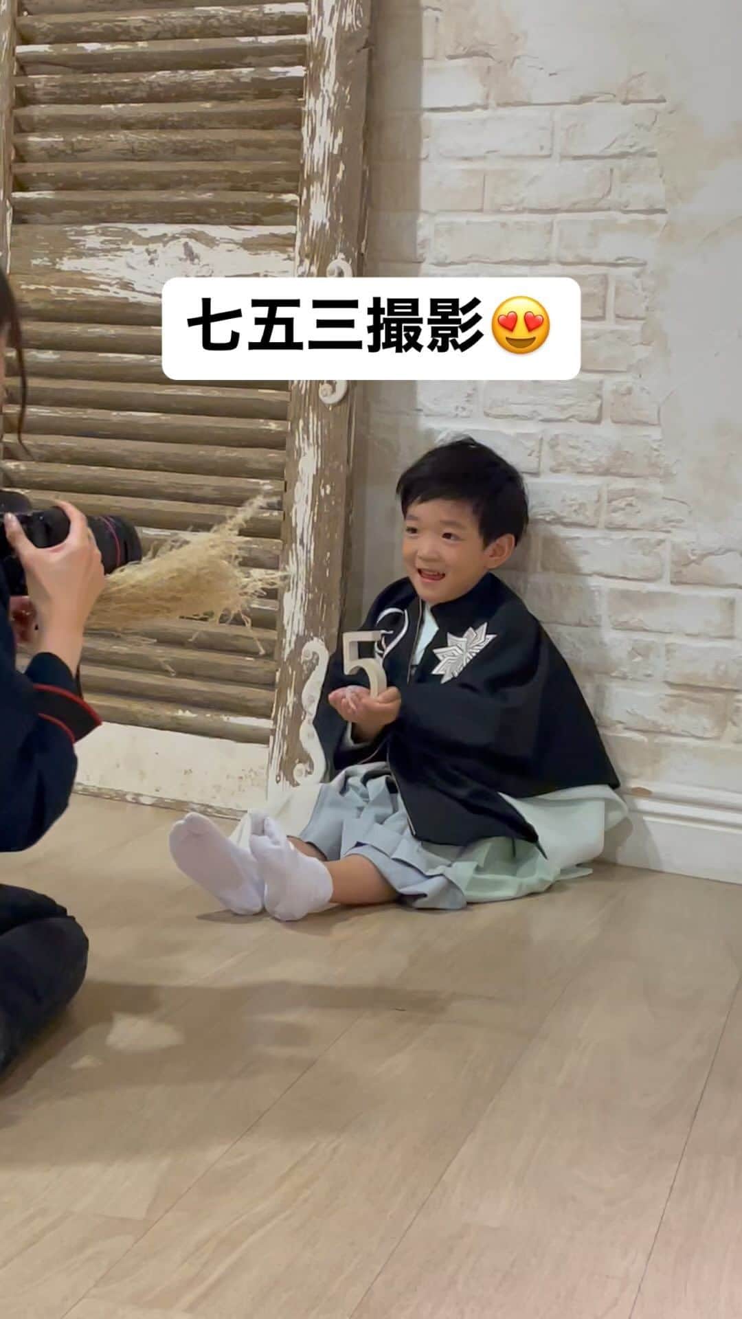 スタジオキャラット 丸井錦糸町店のインスタグラム：「"DMから簡単予約の方法📸 ①お名前 ②予約希望日時 をつぶやいてくださいね☺️  忙しいママも簡単予約はInstagramがぴったり✨  〈他の予約方法↓〉 🟡Web予約は、プロフィール欄からリンクをクリックして予約をしてくださいね。  🟢公式ライン【STDIOCARATT】で検索して予約もできます。  店舗住所：〒130-0022 東京都墨田区江東橋3丁目9-10　錦糸町マルイ店4F 電話番号： 050-1864-0618"  #キャラット　#スタジオキャラット　#カメラスタジオキャラット　#studiocaratt #caratt #七五三　#七五三撮影　#七五三ママ　#七五三へア　#七五三写真　#七五三家族写真　#錦糸町フォトスタジオ　#錦糸町写真館　#錦糸町マルイ　#東京フォトスタジオ　#東京写真館」