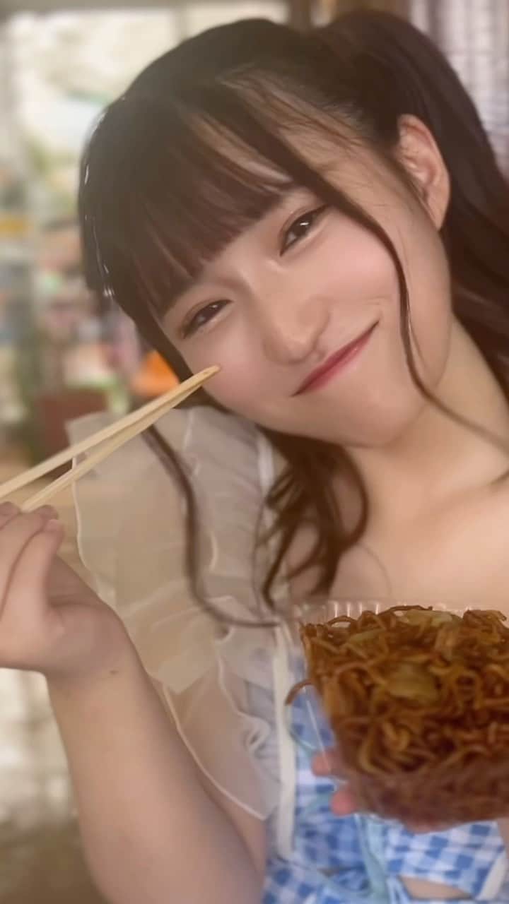野田陽菜乃のインスタグラム：「プールといえば焼きそば！🍽💕  #夏#summer#プール#サングラス#ハートサングラス#水着#水着女子#水色#青#白#ギンガムチェック#ツインテール#ツイン#ヘアアレンジ#アイドル#君とセレンディピティ#君セレ#野田陽菜乃#低身長#低身長女子#東京#三重#サマーランド#東京サマーランド#サマラン#東京プール#焼きそば#もぐもぐ#リール#リール動画」