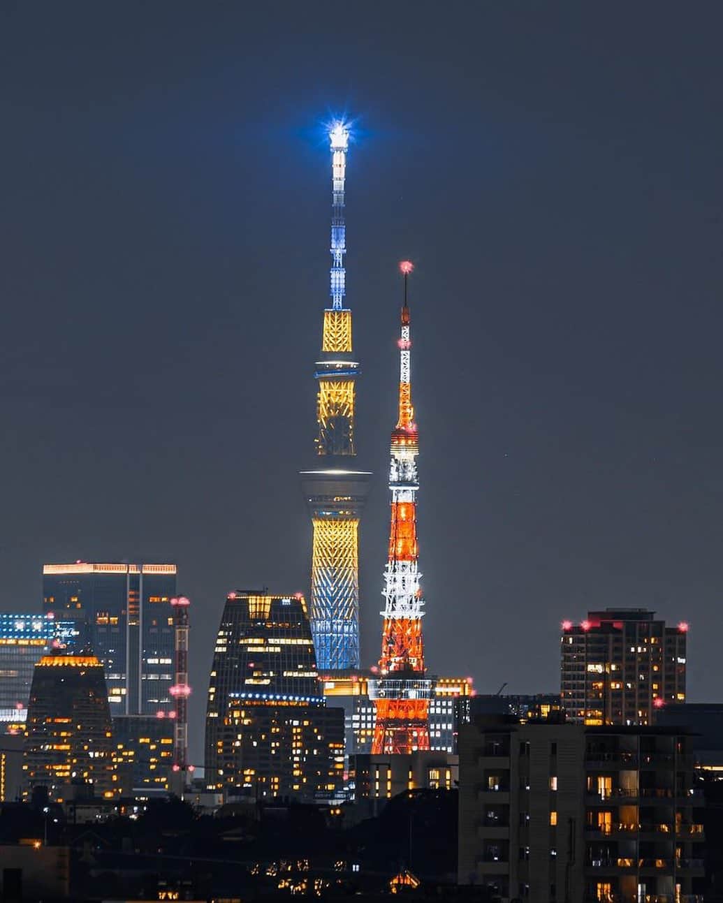 東京タワーさんのインスタグラム写真 - (東京タワーInstagram)「. 本日ご紹介するお写真は 望遠カメラで撮影された、こちらのお写真！   二つのタワーが あたかも並んで佇んでいるかのようですね。   本日は、Your Tokyo Tower🗼から @nissy_photogram さんのお写真をご紹介！   素敵なお写真をありがとうございました😊  --------------------------------  【 お知らせ 】  ■ Your Tokyo Tower 🗼  # your_tokyotowerで あなたの東京タワーをリポスト！  @tokyotower_official の タグ付けをしてくれると見つけやすいよ！  皆様からの投稿 どしどしお待ちしております！  ■ 公式LINE  東京タワー公式LINEでは 東京タワーのイベント情報を お届けしています！  詳細はプロフィールにあるリンクから↓ @tokyotower_official  --------------------------------  #東京タワー #東京タワー🗼  #tokyotower #tokyotower🗼  #スカイツリー #東京スカイツリー #skytree」9月1日 18時20分 - tokyotower_official