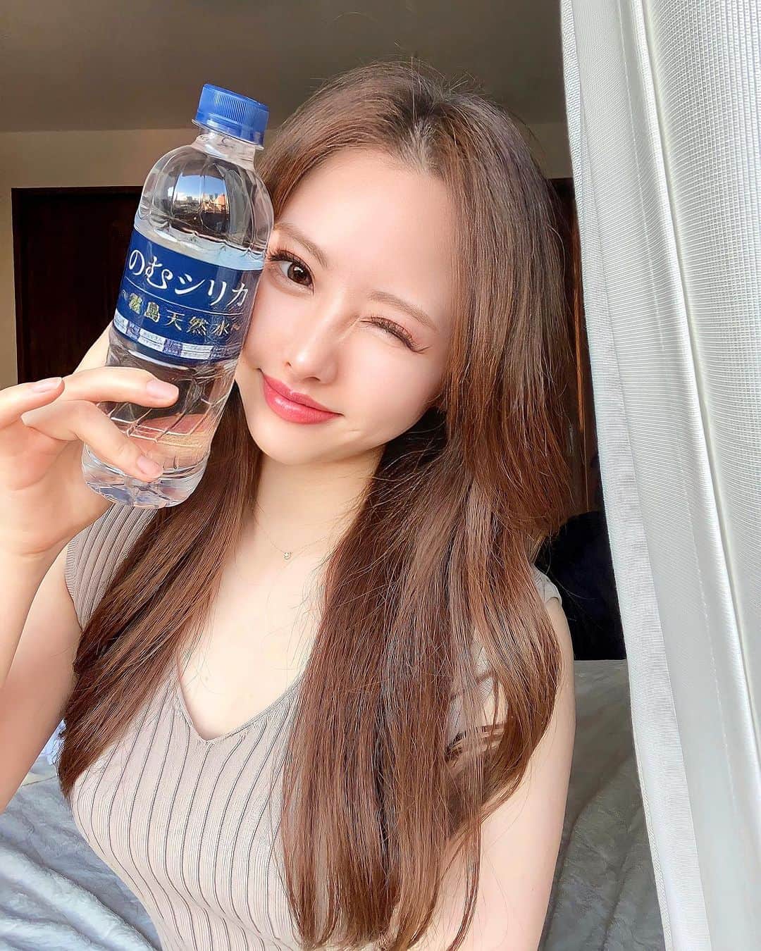 あやかさんのインスタグラム：「毎日暑くて..汗で水分が無くなるから余計に飲み物にこだわりたいよね🥺  のむシリカは不足しがちなミネラルも摂れるし、まろやかで軟水としか思えないし、体の調子を整えてくれるから大好き♡  今定期便の注文だと 20%オフキャンペーン実施中だよ  ※実施期間2023年9月1日〜2023年10月31日までだからチェックしてみてね  @nomusilica_official  #シリカ #シリカ水#のむシリカ #supported #ナチュラルミネラルウォーター #霧島天然水 #美容#ケイ素#アラサー美容」