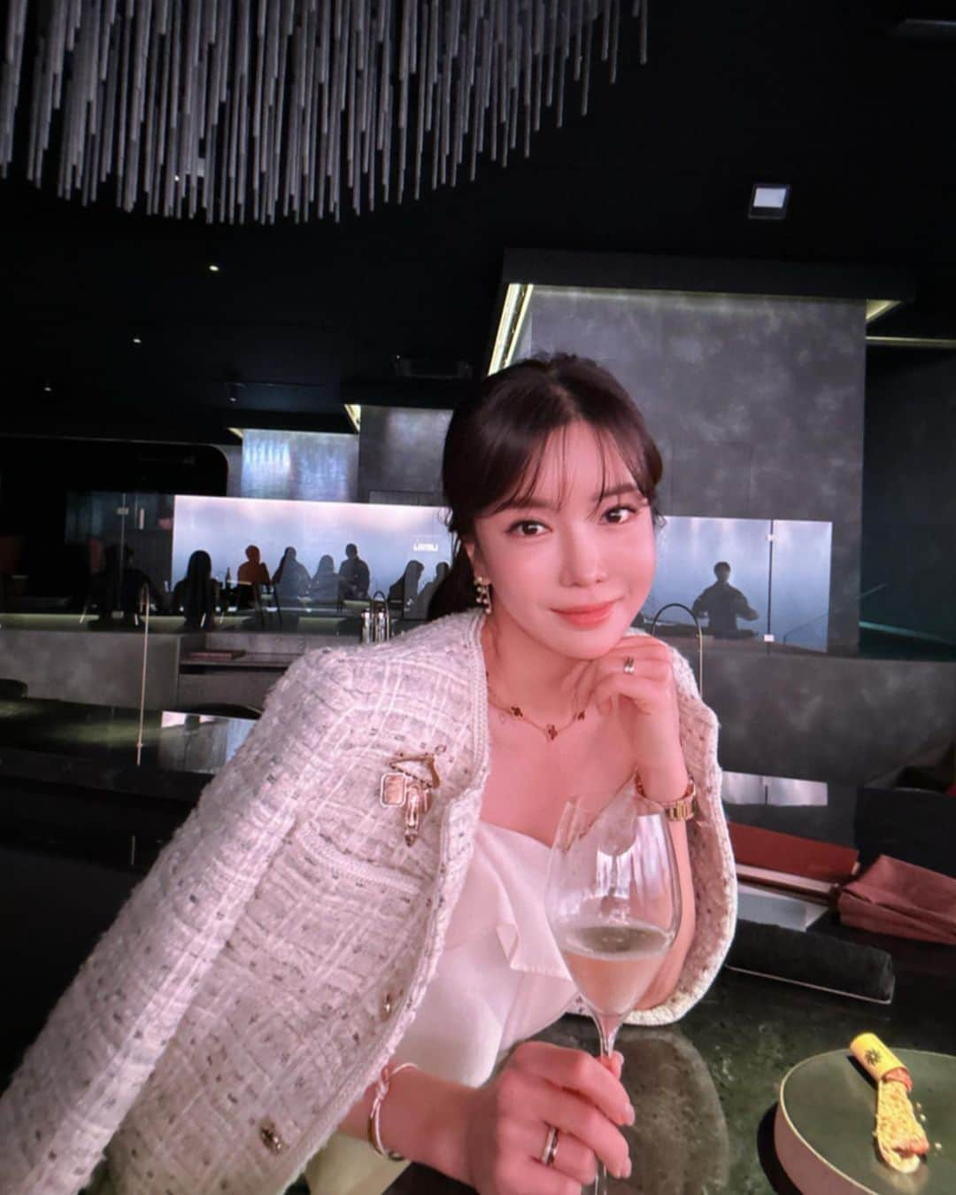 アン・シネのインスタグラム：「인롱이랑 눈,코,입,귀 모두 즐거웠던 #카니랩 에서의 디너🥂  다들 쌍쌍인데 우리만 여자둘.. 혹시 이곳을 찾아 가실분은 꼭 연인과 함께 가시길 추천드려요🦀🦀」