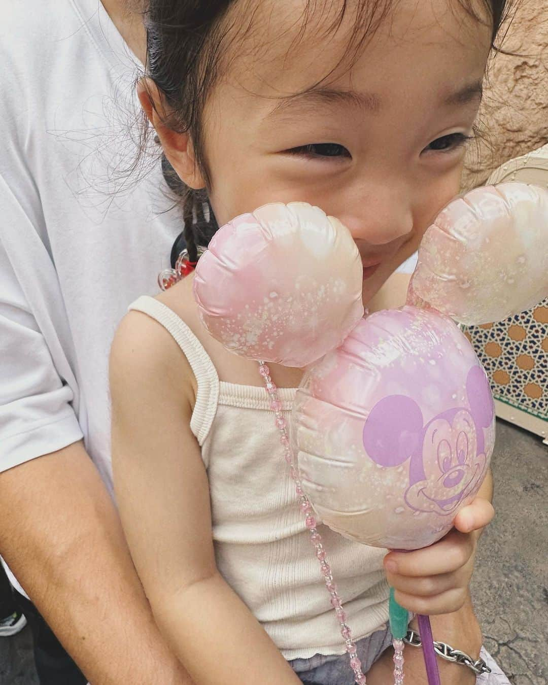 野尻美穂のインスタグラム：「あぁ8月終わってた〜🥺  後半娘の昼寝中の親たち😂  #tokyodisneysea」