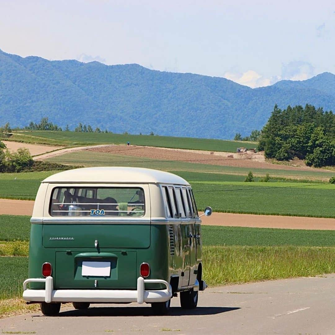 フォルクスワーゲンさんのインスタグラム写真 - (フォルクスワーゲンInstagram)「＼いいね！Volkswagen／  ドライブ好きなら一度は憧れる、 これぞ北海道の絶景ロード✨ 「かみふらの八景 ジェットコースターの路」🛣  昇降するレールのような景観から この名称が付けられた、のどかな一本道🌦 4.5kmの直線道路に広がる美しい丘や田園風景を 楽しむことができます！  Photo by @tomobus3さん  素敵なお写真ありがとうございます✨  本アカウントでは「 #ワーゲン 」のついた 写真をシェアさせていただくことがあります。  #フォルクスワーゲン #タイプ2 #VWバス #ワーゲンバス #旧車 #フォルクスワーゲンのある生活 #車好きな人と繋がりたい #ジェットコースターの路 #Volkswagen #VW #Ttype2 #VWBus」9月1日 18時25分 - vw_japan