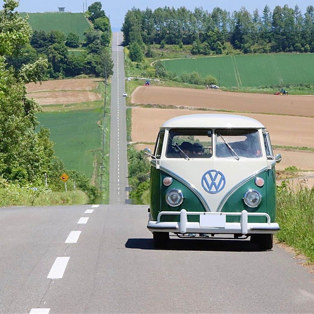 フォルクスワーゲンのインスタグラム：「＼いいね！Volkswagen／  ドライブ好きなら一度は憧れる、 これぞ北海道の絶景ロード✨ 「かみふらの八景 ジェットコースターの路」🛣  昇降するレールのような景観から この名称が付けられた、のどかな一本道🌦 4.5kmの直線道路に広がる美しい丘や田園風景を 楽しむことができます！  Photo by @tomobus3さん  素敵なお写真ありがとうございます✨  本アカウントでは「 #ワーゲン 」のついた 写真をシェアさせていただくことがあります。  #フォルクスワーゲン #タイプ2 #VWバス #ワーゲンバス #旧車 #フォルクスワーゲンのある生活 #車好きな人と繋がりたい #ジェットコースターの路 #Volkswagen #VW #Ttype2 #VWBus」