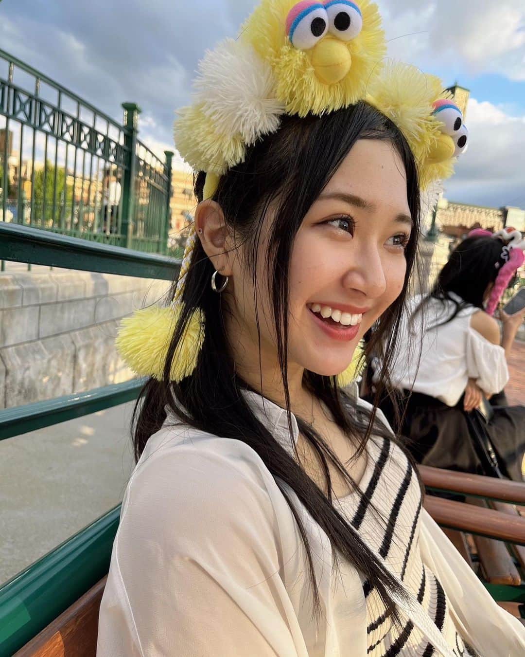 のインスタグラム：「How about a seat next to me ♡  お隣どうですか？♡  ・  ・  ・  ・  ・  #idol #アイドル #あいどる #NMB48 #nmb #07line #08line #ootd #oufit #Japan #15歳 #芳野心咲 #ユニバ #ユニバーサルスタジオジャパン #USJ   #アトラクション #ユニバコーデ #ヘアアレンジ #ハーフアップ #前髪なし #コーヒーカップ」