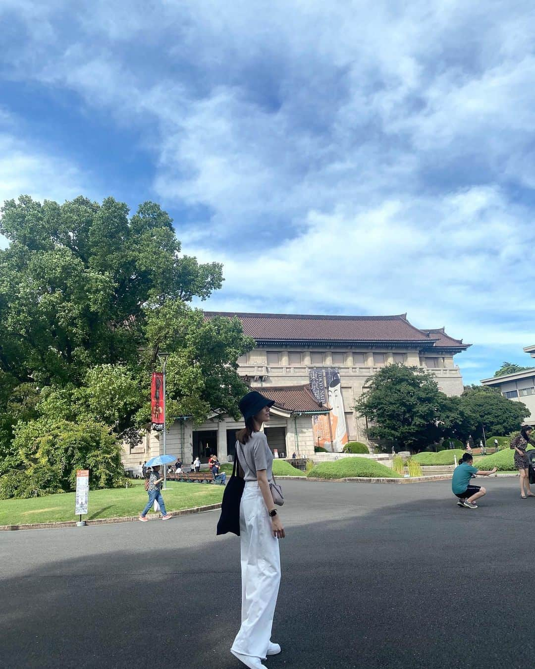 丸山リサのインスタグラム：「📖🏛️🫠🍃」